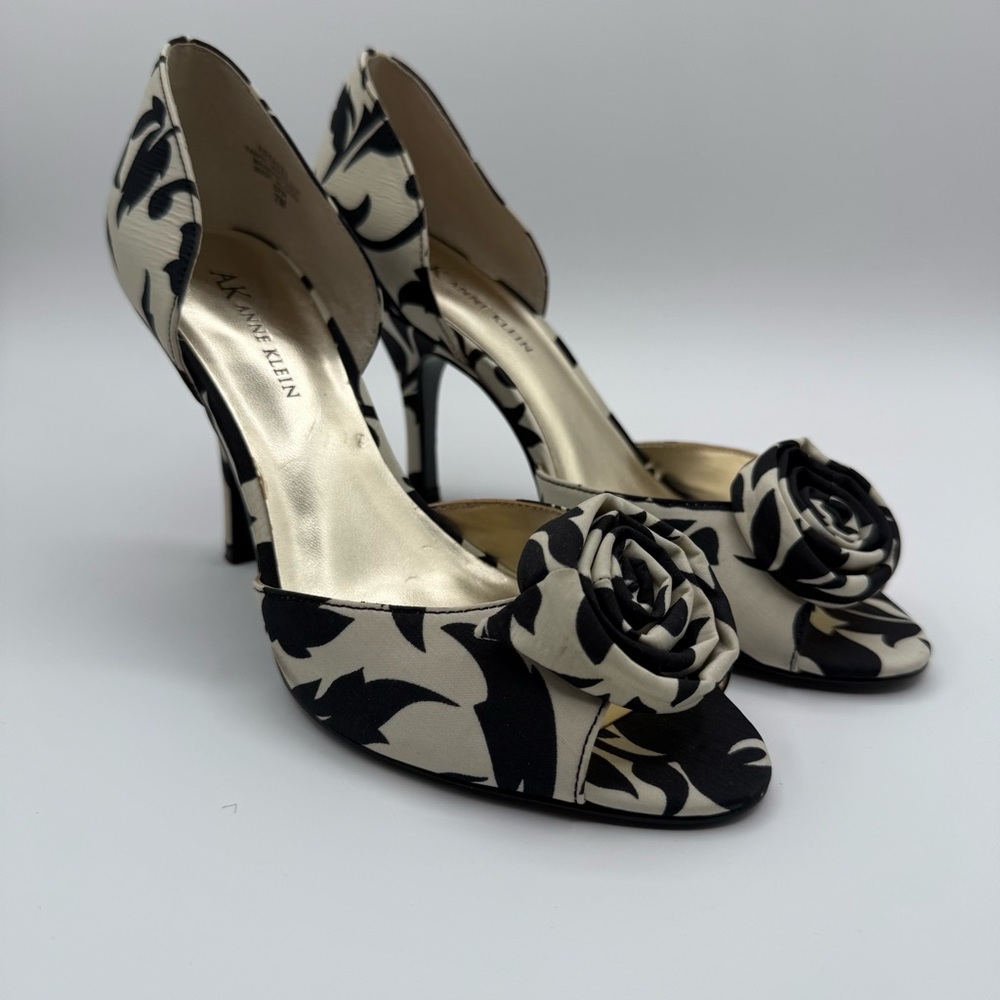 Anne Klein Peep Toe Rosette Heels Black Cream Floral Elegant Pumps Size 7 - Picture 9 of 16